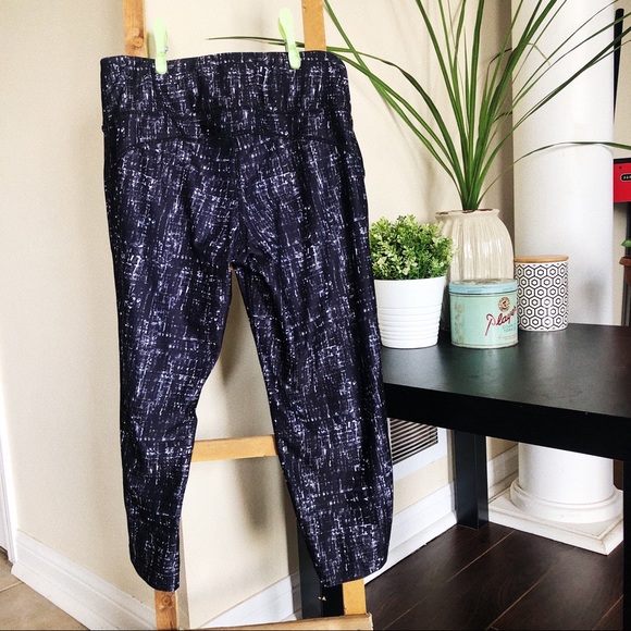 Patterned Athletic 3/4 Leggings - Picture 8 of 10